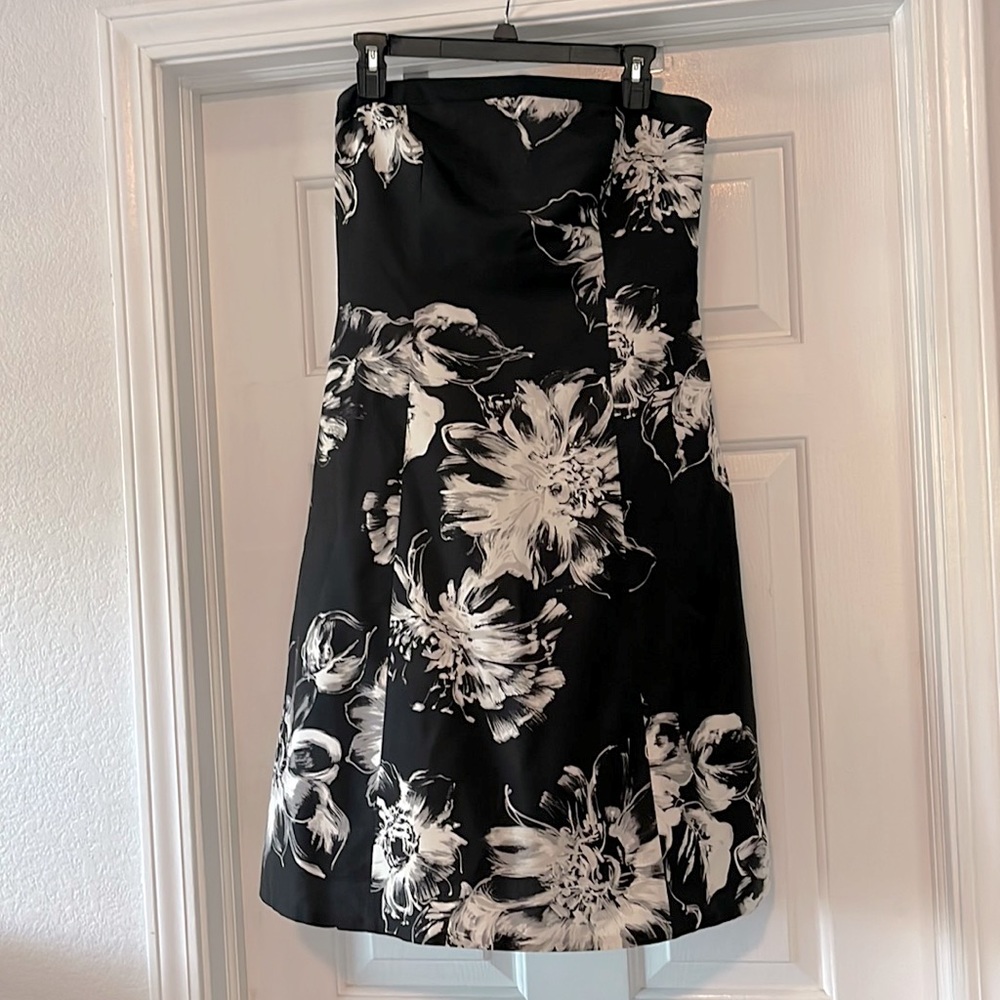Beautiful Ann Taylor strapless floral mini